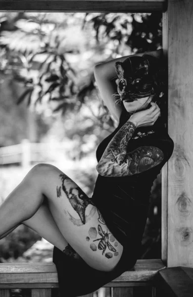 Exotisk Förförelse Tatuerad Sexig Ung Brunett Kvinna Blå Kinesisk Klänning — Stockfoto
