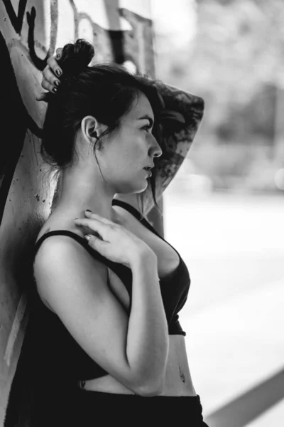 Estilo Urbano Sexy Retrato Una Joven Rebelde Con Camiseta Negra — Foto de Stock