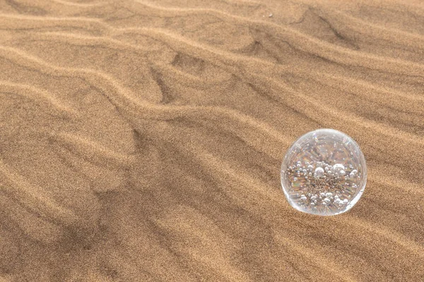 Rätsel Wüste Kristallkugel Ruht Auf Den Mustern Der Wüstensandoberfläche Unter — Stockfoto