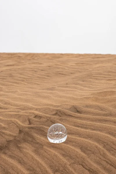 Çöl Gizemi Kristal Küre Solgun Gökyüzü Altında Çöl Kum Yüzeyinin — Stok fotoğraf