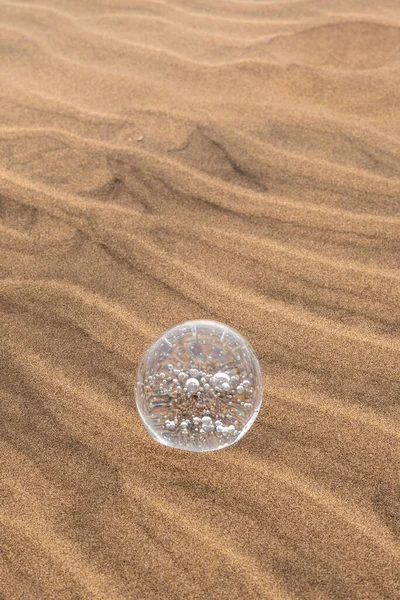 Mistério Deserto Bola Cristal Descansando Sobre Padrões Superfície Areia Deserto — Fotografia de Stock