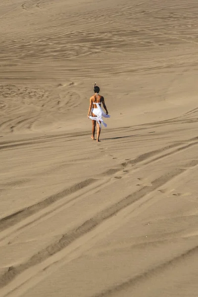 Lábnyomok Homokban Egy Titokzatos Fehér Ruhás Sétál Sivatagon Egy Napsütéses — Stock Fotó
