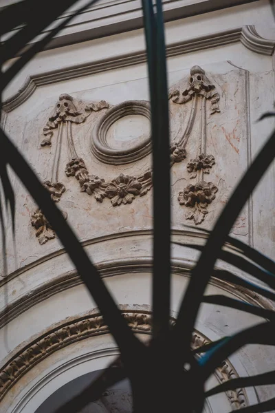 放棄された宮殿の壁に複雑な装飾 アーチ 新古典主義建築 芸術と時間を巡る旅 — ストック写真