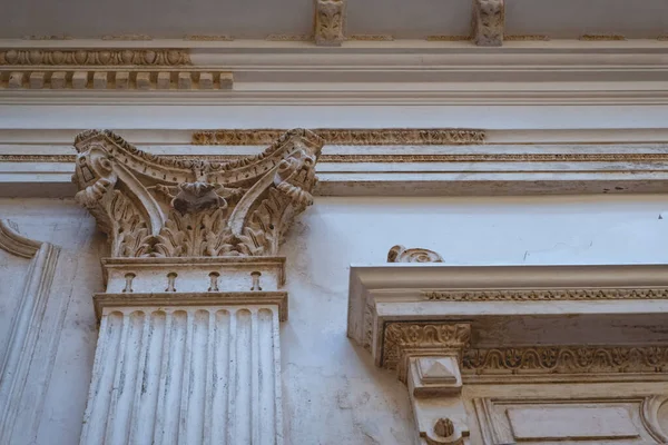 Aufwändige Ornamente Verzierungen Säulen Bögen Und Neoklassische Architektur Wänden Verlassener — Stockfoto