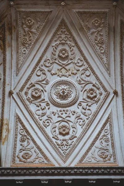 放棄された宮殿の天井に複雑な装飾と新古典主義建築 芸術と時間を巡る旅 — ストック写真