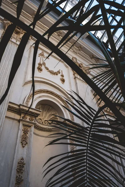 Karmaşık Süslemeler Süslemeler Sütunlar Kemerler Neoklasik Mimari Eski Yüzyılların Sarayında — Stok fotoğraf