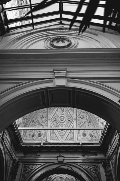 在古老的世纪宫殿 现在是公共漫步 阳光下精致的装饰品 华丽的装饰 拱门和新古典主义建筑 穿越艺术和时间的旅程 黑白相间 — 图库照片