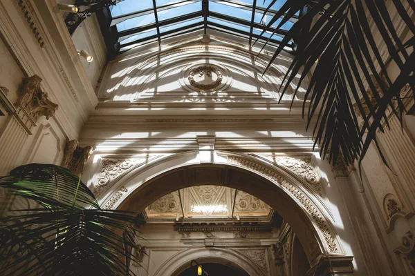 Karmaşık Süslemeler Süslemeler Sütunlar Kemerler Neoklasik Mimari Eski Yüzyılların Sarayında — Stok fotoğraf