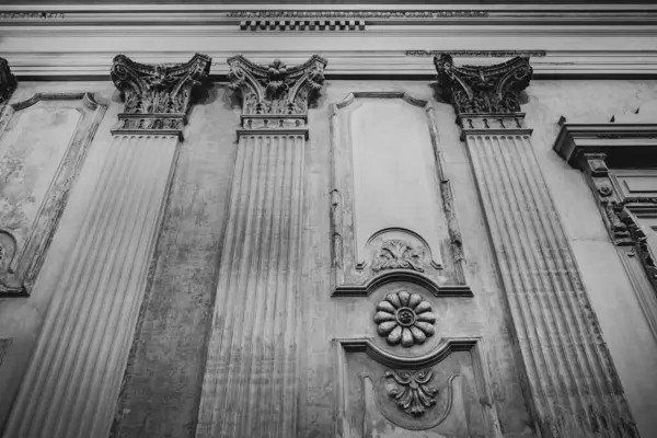 Terk Edilmiş Sarayın Duvarlarında Karmaşık Süslemeler Süslemeler Sütunlar Kemerler Neoklasik — Stok fotoğraf