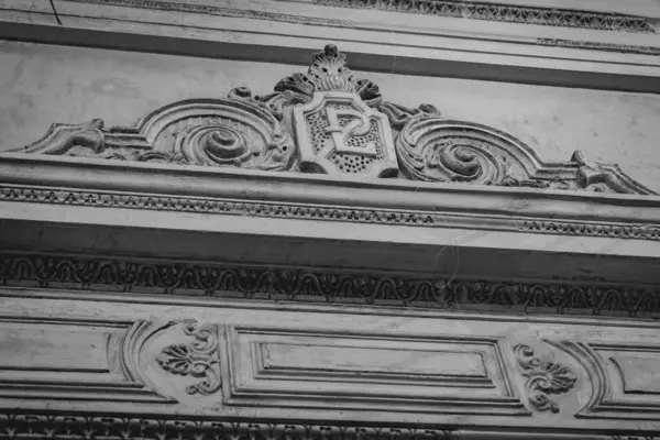 アーチ 放棄された宮殿の壁にネオクラシック建築 芸術と時間を旅する 黒と白で — ストック写真