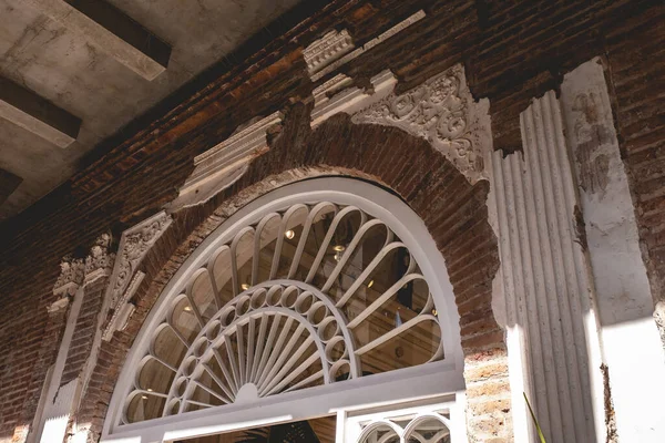 白い華やかな遺跡と古い世紀の赤レンガ造りの宮殿のエレガントなインテリアの詳細 — ストック写真