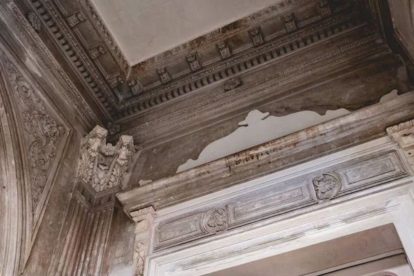 放棄された宮殿の壁に複雑な装飾 アーチ 新古典主義建築 芸術と時間を巡る旅 — ストック写真