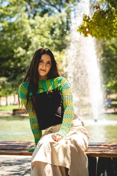 Encantador Encanto Latino Hermosa Modelo Morena Con Suéter Punto Verde —  Fotos de Stock