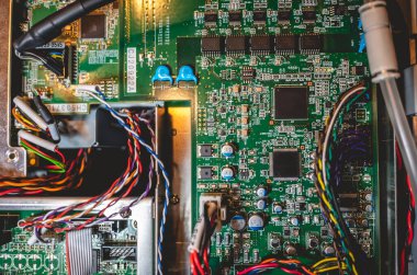 Bir teknoloji makinesinin içinde: bir bilgisayar panosunun donanımı, devreleri ve bileşenlerini incelemek