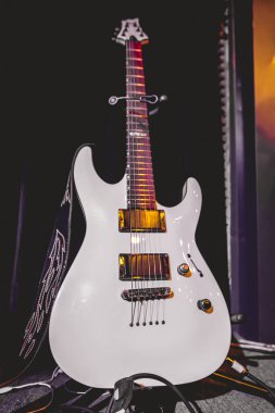 Elektrik senfonisi: gösteriden önce beyaz elektro gitara vuruyor