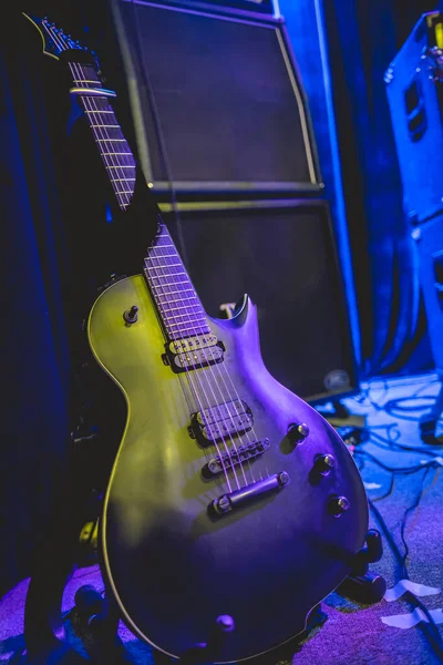 Elektrik Senfonisi Gösteriden Önce Siyah Gitara Vuruyor — Stok fotoğraf