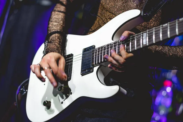エレクトリック シンフォニー ステージで印象的なホワイト エレクトリック ギターを演奏するロック ミュージシャン — ストック写真