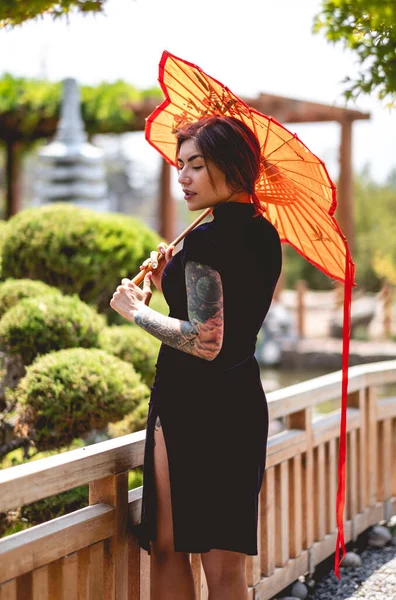 Captivating Beauty Brunette Tattoos Chic Dress Red Paper Umbrella Delighting — Stock Photo, Image