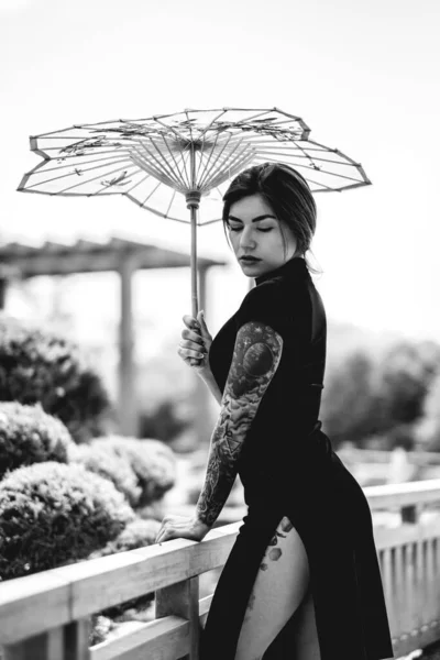 Αιχμηρή Ομορφιά Μελαχρινή Τατουάζ Σικ Φόρεμα Και Χάρτινη Ομπρέλα Απολαυστική — Φωτογραφία Αρχείου