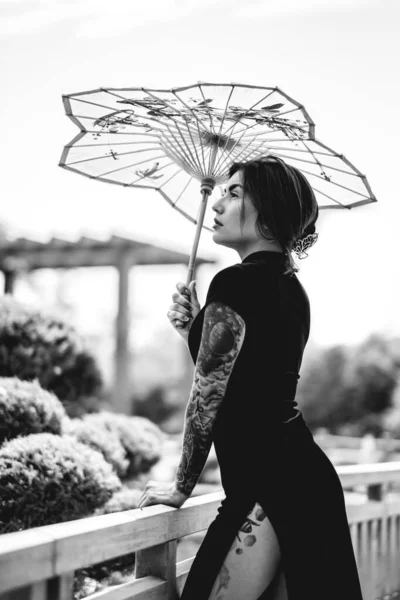 Belleza Cautivadora Morena Con Tatuajes Vestido Elegante Paraguas Papel Deleitándose — Foto de Stock