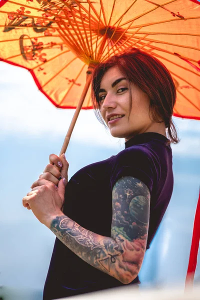 Приголомшлива Краса Брюнетка Татуюваннями Шикарна Сукня Червона Паперова Парасолька Насолоджуючись — стокове фото