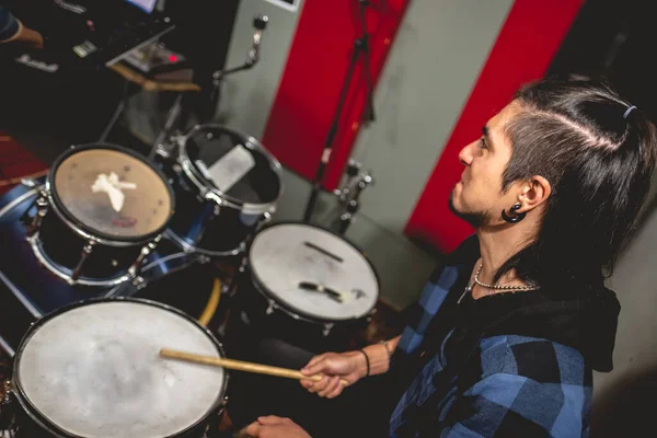 Gepassioneerde Intense Jonge Rocker Drummer Die Rauwe Energie Loslaat Tijdens — Stockfoto