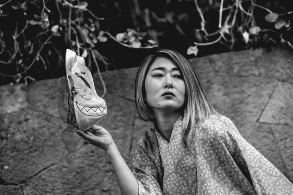 Японська Традиція Краса Японець Блондинка Шовковому Кімоно Кіцуною Маскою Куплена — стокове фото