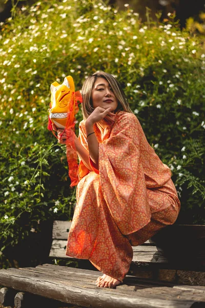 Tradición Belleza Japonesa Mujer Japonesa Cabello Rubio Kimono Seda Naranja — Foto de Stock