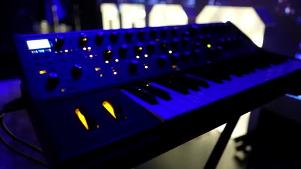 Захватывающие Клавиши Крупный План Клавиатуры Синтезатора Яркими Красочными Огнями Завораживающей — стоковое видео