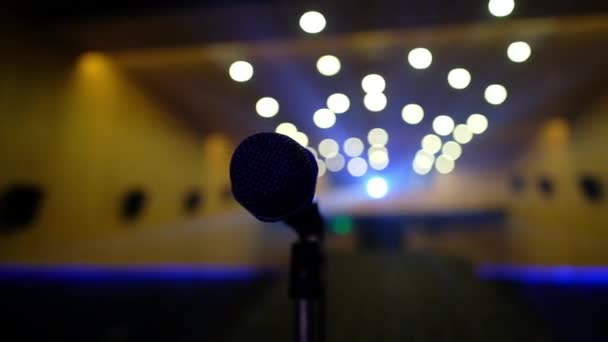 Holofotes Palco Para Performance Musical Close Microfone Palco Uma Espaçosa — Vídeo de Stock