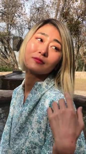 Tradition Beauté Japonaises Femme Aux Cheveux Blonds Japonais Kimono Soie — Video