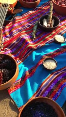 Gizemli And yolculuğu: Peru battaniyesi, Charango, şifalı otlar, doğal malzemeler, kristaller ve çölde yanan kutsal ahşap tütsü.