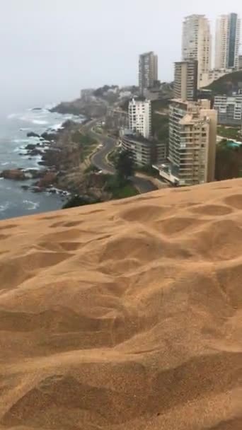 Paix Froid Sable Panoramique Dunes Désertiques Grands Bâtiments Bord Océan — Video