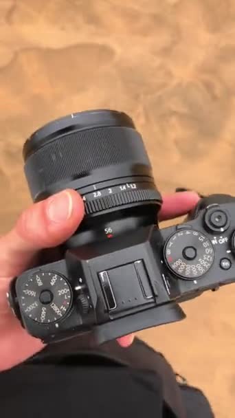 Подорож Через Дюни Рука Тримає Ретро Чорну Металеву Фотокамеру Ручними — стокове відео