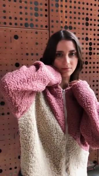 노의아름다움 도시의 거리에서 만들기 운동을 하면서 스웨터를 유행하는 아름다운 — 비디오
