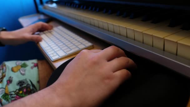 创意音乐制作 专业音乐家用鼠标 键盘和电钢琴创作 — 图库视频影像