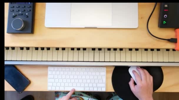 Kreatywna Produkcja Muzyki Ekspert Muzyk Ręce Tworzenie Myszy Klawiatury Gry — Wideo stockowe