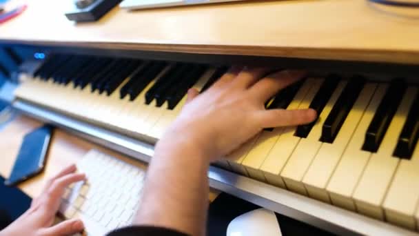 Kreativ Musikproduktion Expert Musiker Händer Att Skapa Med Musen Tangentbord — Stockvideo