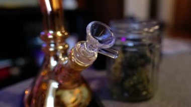 Rahatlatıcı esrar deneyimi: şeffaf cam marihuana su bongu ve yemyeşil otlu cam kavanoz (4k)