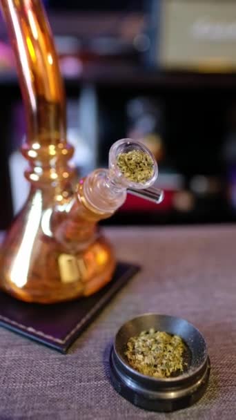 大麻の経験をリラックスさせる 透明ガラスマリファナウォータータニンと緑の鍋でグラインダーのクローズアップ — ストック動画