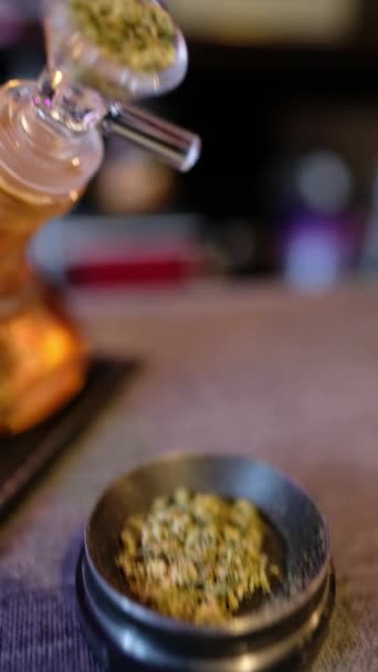 Avkopplande Cannabisupplevelse Närbild Transparent Glas Marijuana Vatten Bong Och Kvarn — Stockvideo