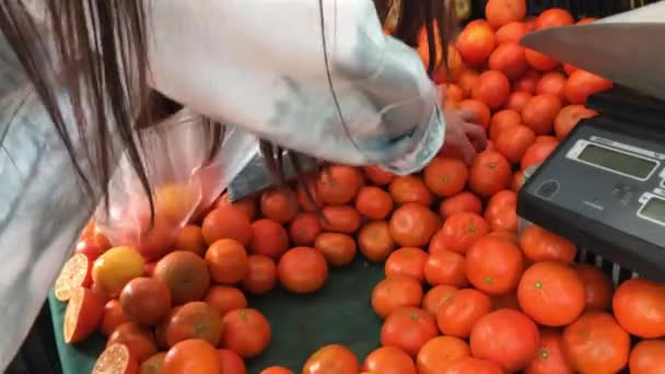 Utforskning Den Latinamerikanska Marknaden Flicka Plockar Färgglada Och Färska Mandariner — Stockvideo