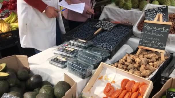 Exploración Del Mercado Latinoamericano Vendedor Cliente Frutas Raíces Coloridas Frescas — Vídeos de Stock