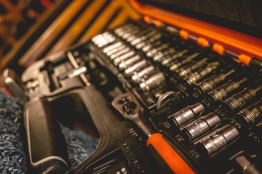 Hassasiyet aracı: elektronik çalışma için anahtar ayarlı soket anahtarı ustası