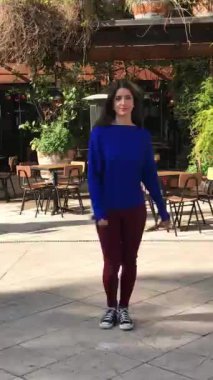 Güzellik ve cazibe: Renkli bir modaya sahip güzel Latin esmer model. Şehir sokaklarında poz veriyor ve hareketler yapıyor.