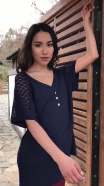Latin güzelliği ve cazibesi: güzel esmer manken şehir parkında poz veriyor ve hareketler yapıyor bir video ve fotoğraf çekiminde