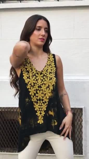 Güzellik Cazibe Renkli Bir Modaya Sahip Güzel Latin Esmer Model — Stok video