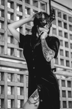 Egzotik baştan çıkarma: dövmeli seksi esmer kadın ipek Çin elbisesi içinde ahşap duvarda tavşan maskesi ile (siyah ve beyaz))