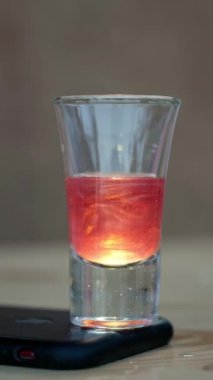 Renkli, kıvrımlı ve köpüklü küçük bardağın detaylı görüntüsü
