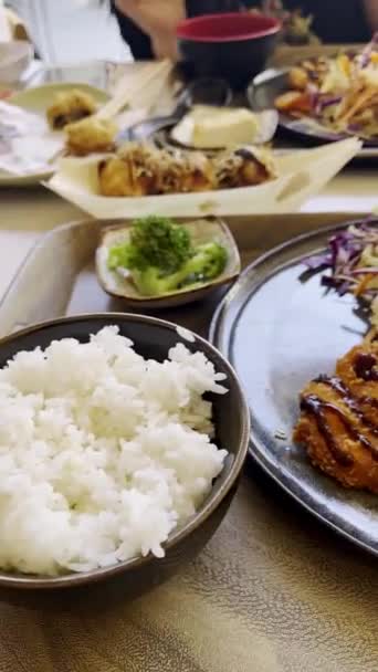 Lahodné Japonské Potěšení Detailní Záběr Tradiční Jídelní Set Tonkatsu Smažené — Stock video